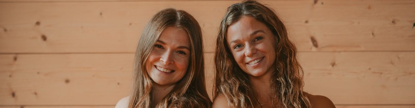 Yoga Lehrer Olpe – Laura Pilsel und Selina Stahl lachen herzlich und zeigen die freundliche Atmosphäre im Yoga Studio Olpe